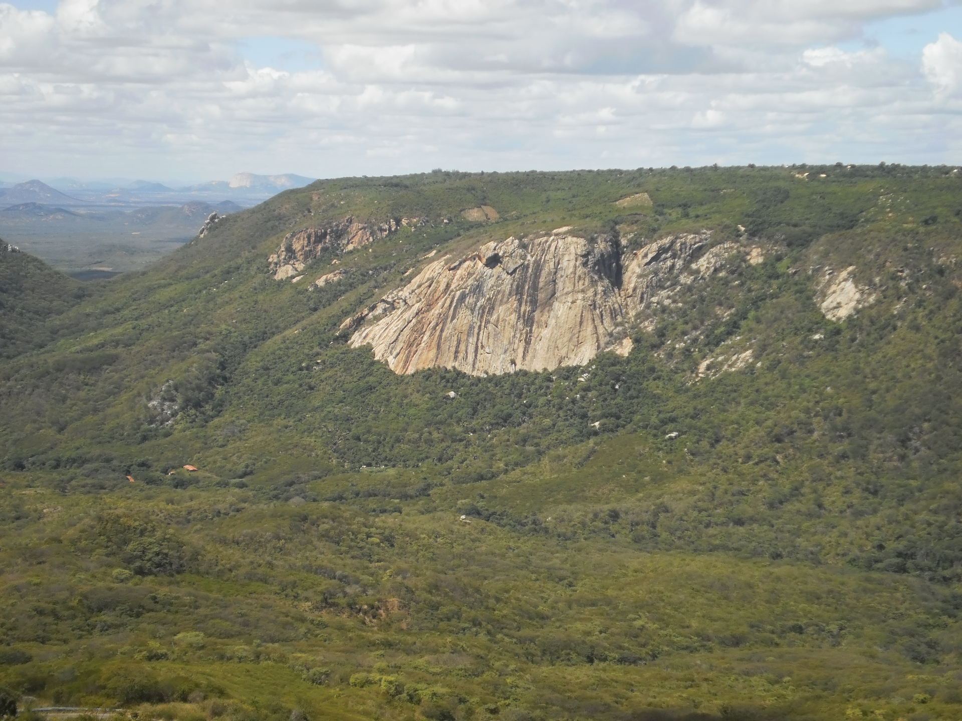 Vista da Serra de Martins com a Pedra Rajada e vegetação verde